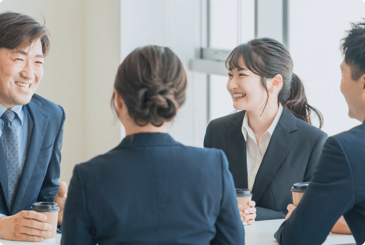 男性と女性が会話をしている画像