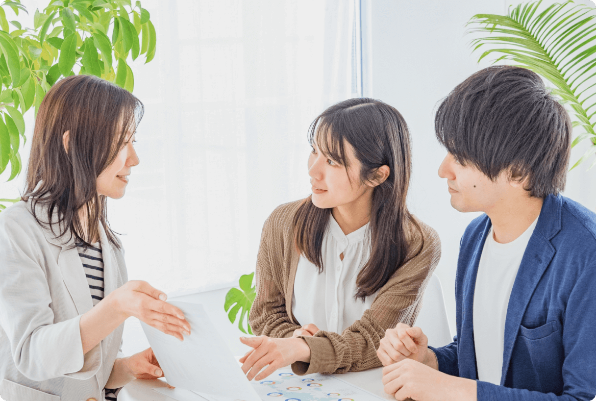 男性と女性が会話をしている画像